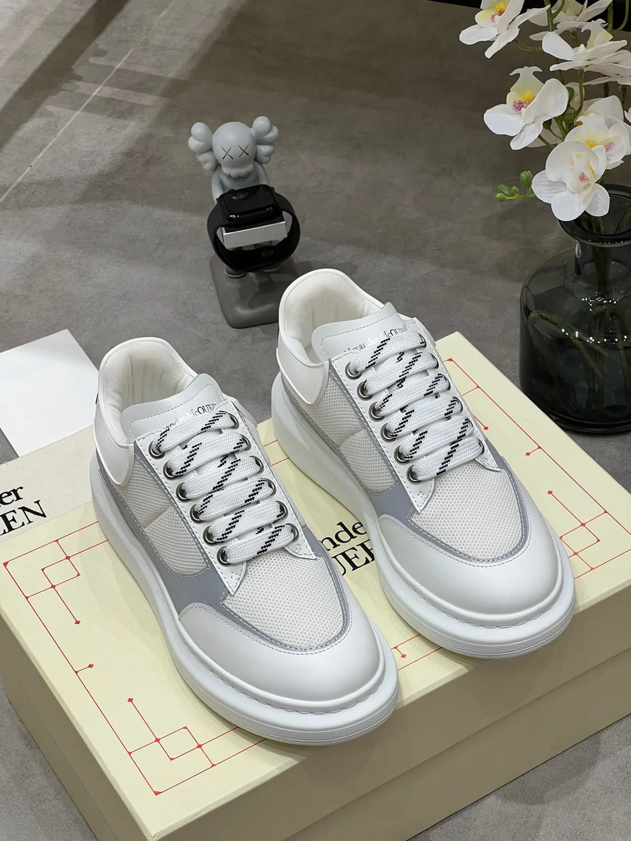 Alexander McQueen Tênis oversize branco e cinza lifestyle sneakers 9