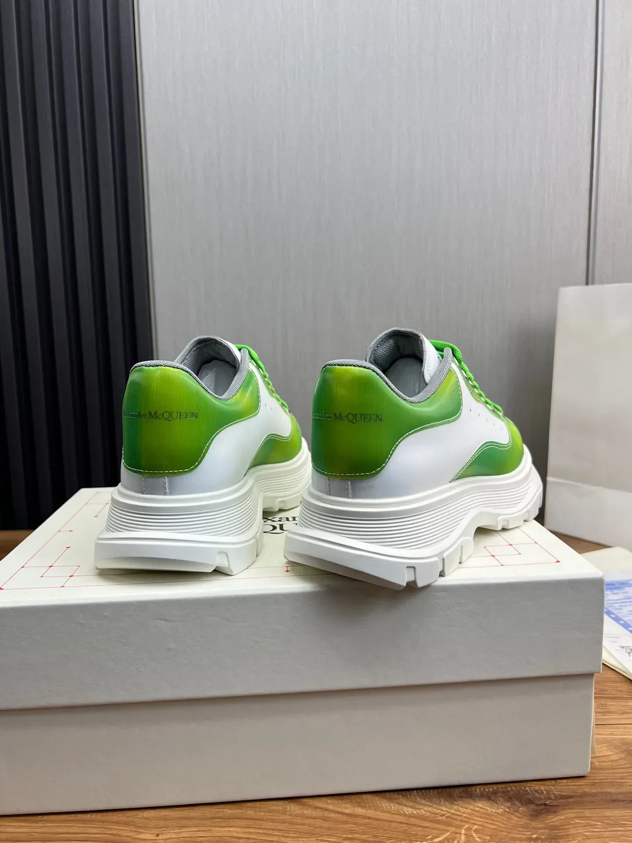Alexander McQueen branco e verde Oversized Chunky tênis 5