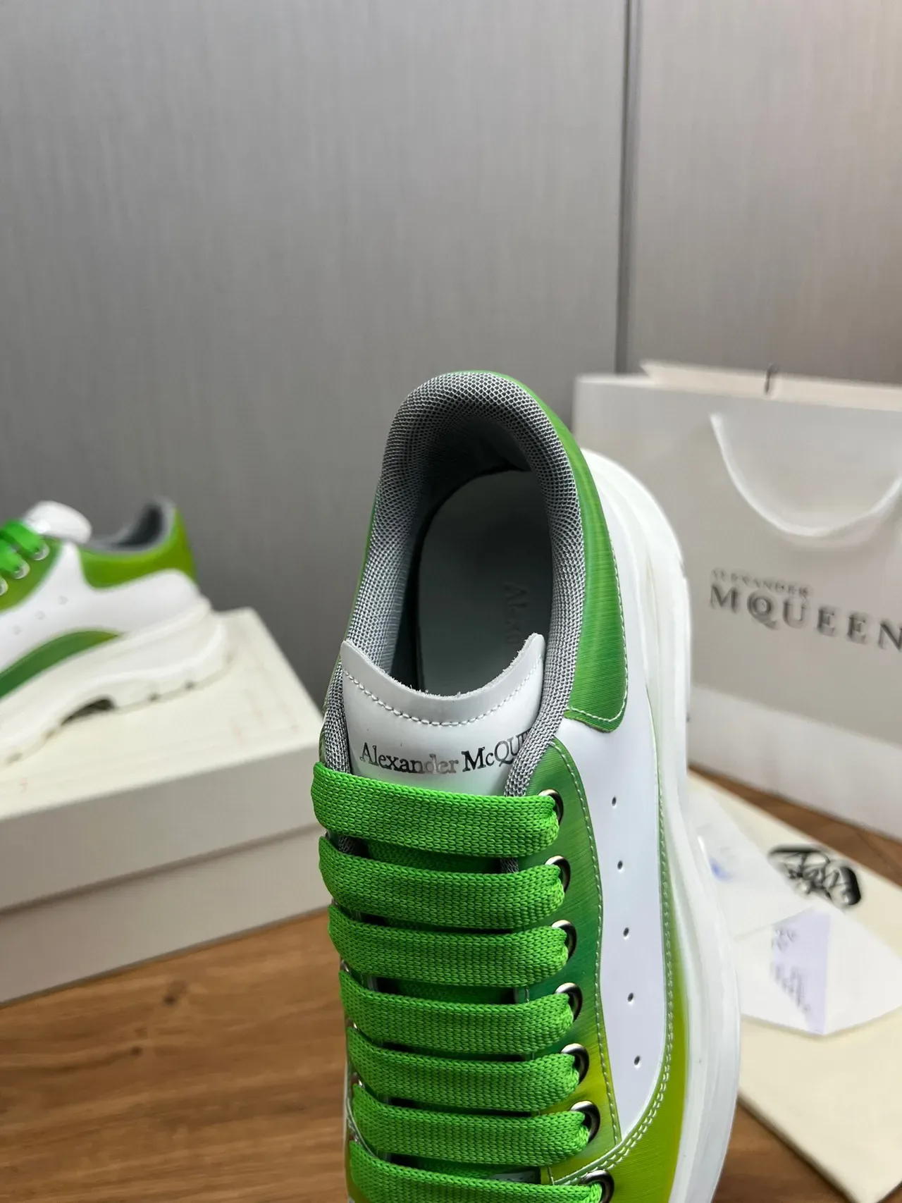 Alexander McQueen branco e verde Oversized Chunky tênis 7