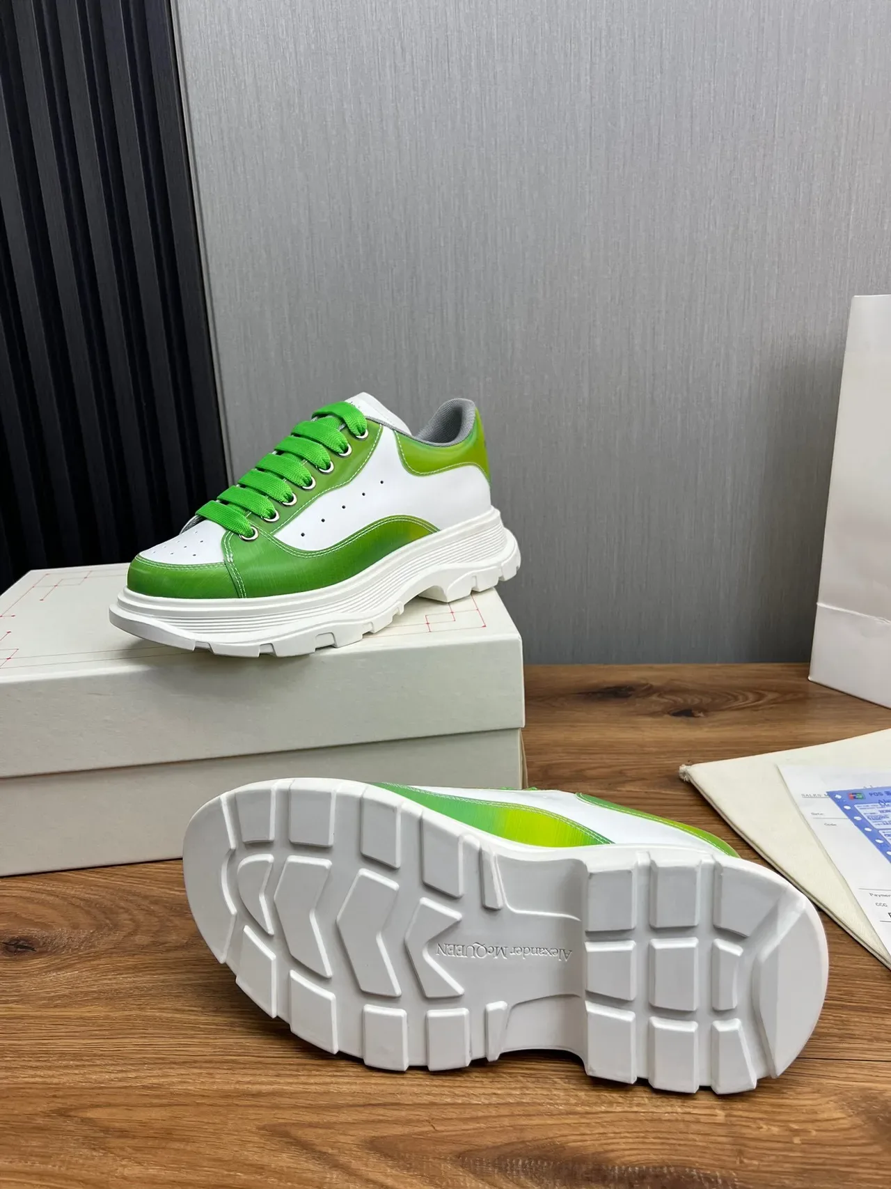 Alexander McQueen branco e verde Oversized Chunky tênis 8