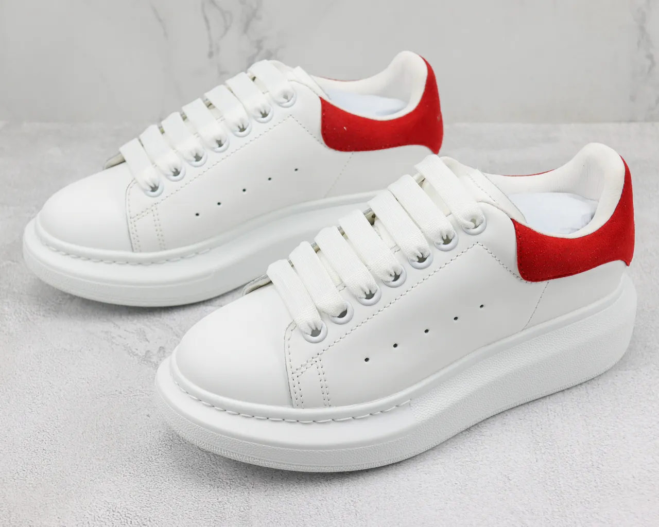Alexander McQueen ওভারসাইজড সাদা এবং লাল লাইফস্টাইল স্নিকার 4