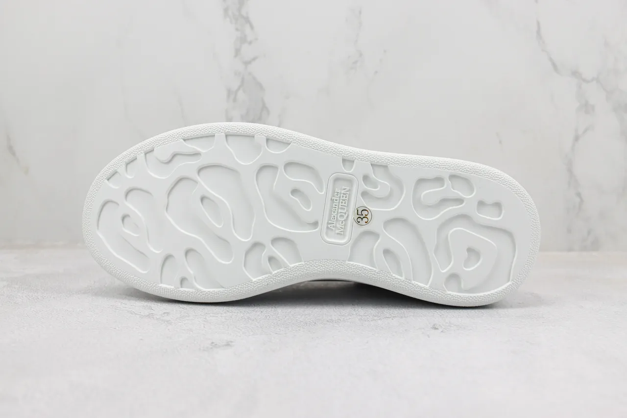 Alexander McQueen ওভারসাইজড সাদা এবং লাল লাইফস্টাইল স্নিকার 8