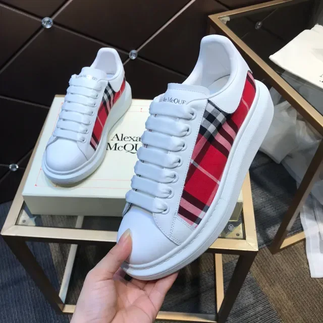 Alexander McQueen ওভারসাইজড সাদা এবং লাল টার্টান লাইফস্টাইল স্নিকার 2