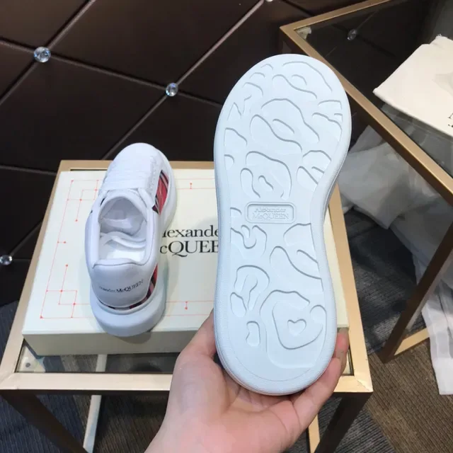 Alexander McQueen ওভারসাইজড সাদা এবং লাল টার্টান লাইফস্টাইল স্নিকার 3