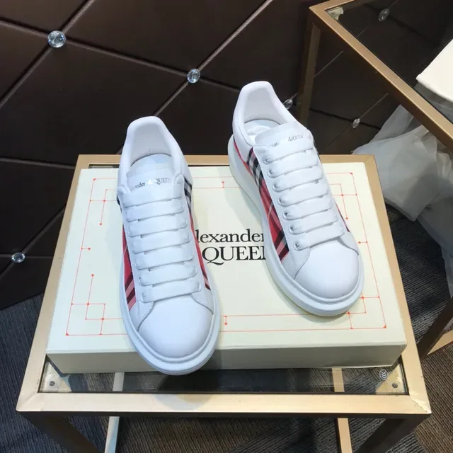 Alexander McQueen ওভারসাইজড সাদা এবং লাল টার্টান লাইফস্টাইল স্নিকার 4