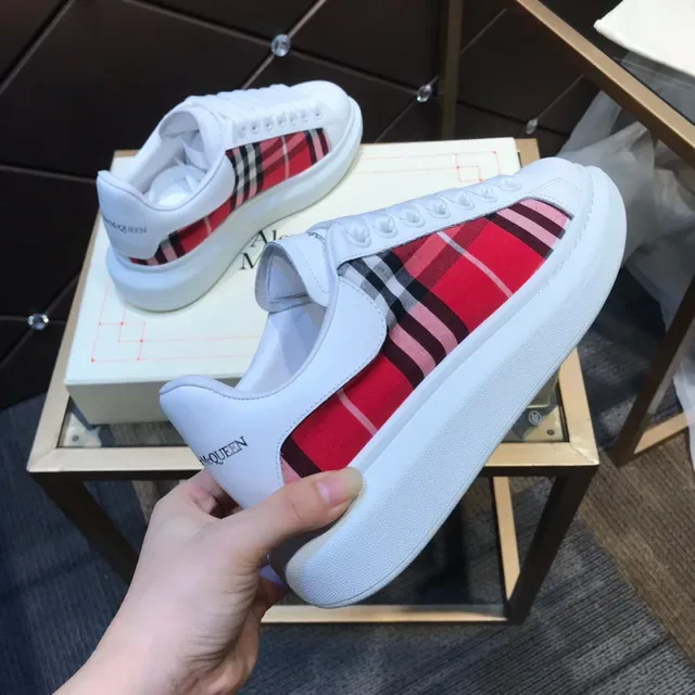 Alexander McQueen ওভারসাইজড সাদা এবং লাল টার্টান লাইফস্টাইল স্নিকার 5
