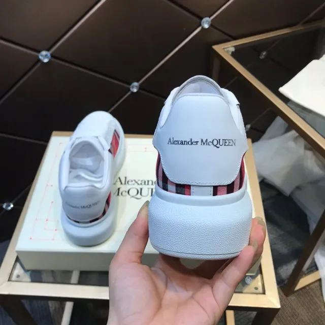Alexander McQueen ওভারসাইজড সাদা এবং লাল টার্টান লাইফস্টাইল স্নিকার 6