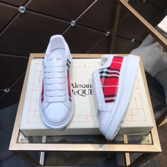 Alexander McQueen ওভারসাইজড সাদা এবং লাল টার্টান লাইফস্টাইল স্নিকার 7