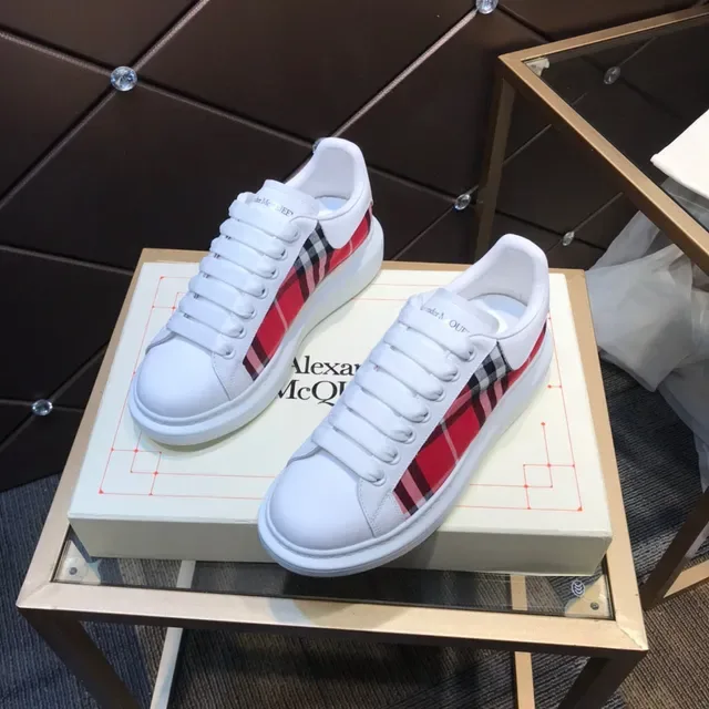 Alexander McQueen ওভারসাইজড সাদা এবং লাল টার্টান লাইফস্টাইল স্নিকার 8