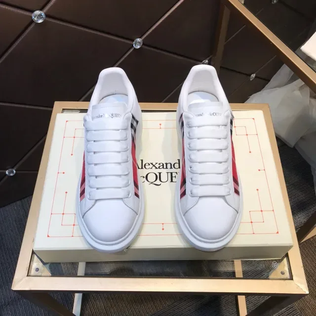 Alexander McQueen ওভারসাইজড সাদা এবং লাল টার্টান লাইফস্টাইল স্নিকার 9
