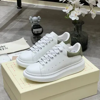 Alexander McQueen ओवरसाइज्ड स्नीकर सफेद आर्मी ग्रीन प्लेटफॉर्म सोल स्मूथ लेदर अपर लाइफस्टाइल स्नीकर