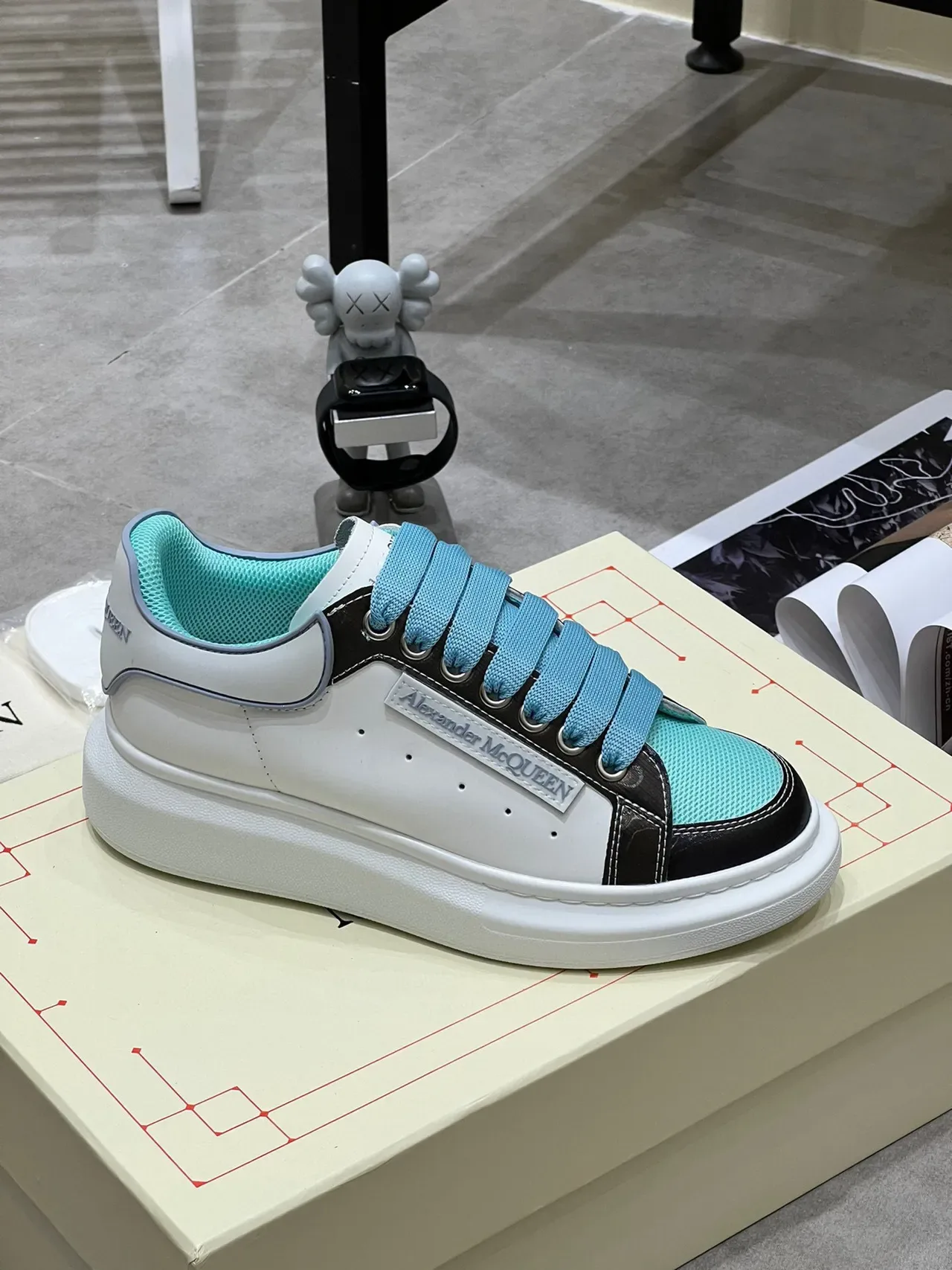 Alexander McQueen Oversized Zapatilla Blanco Negro Turquesa Lifestyle Sneakers 3