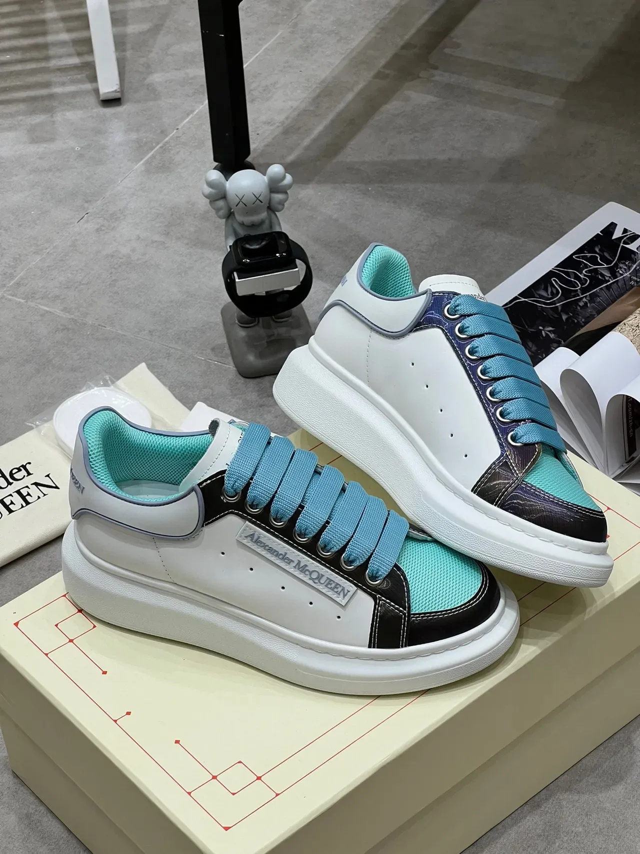 Alexander McQueen Oversized Zapatilla Blanco Negro Turquesa Lifestyle Sneakers 4