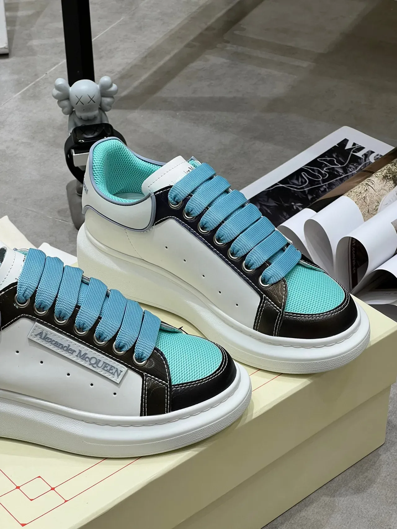 Alexander McQueen Oversized Zapatilla Blanco Negro Turquesa Lifestyle Sneakers 6