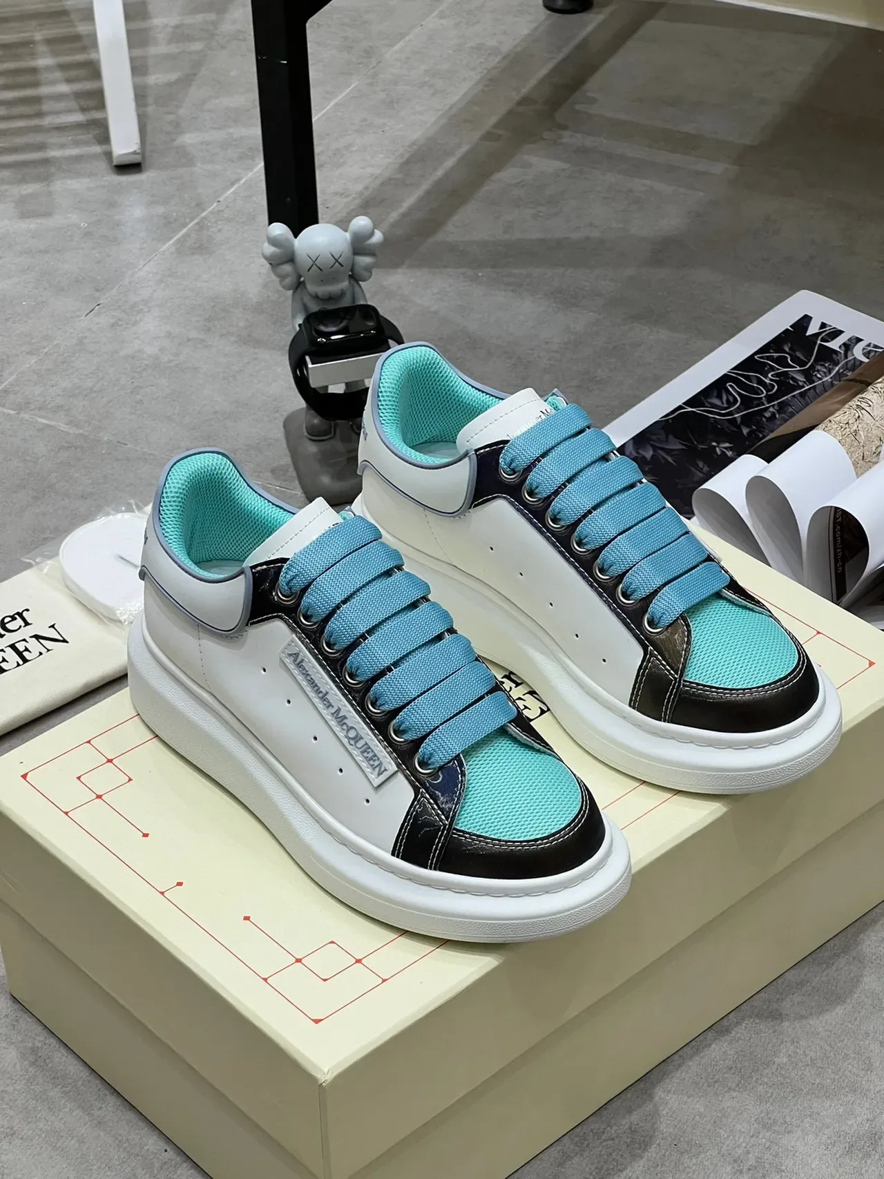 Alexander McQueen Oversized Zapatilla Blanco Negro Turquesa Lifestyle Sneakers 8