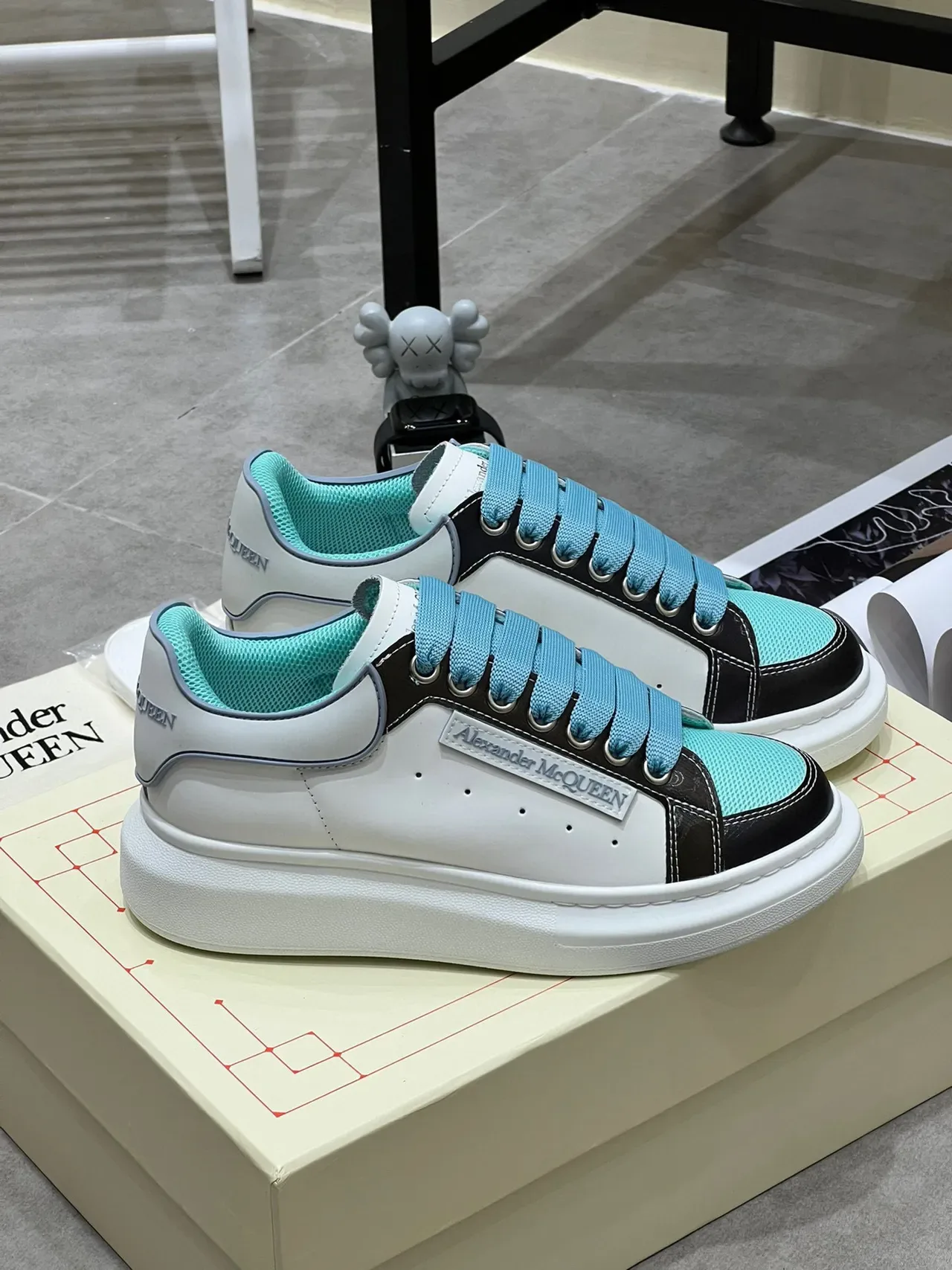 Alexander McQueen Oversized Zapatilla Blanco Negro Turquesa Lifestyle Sneakers 9