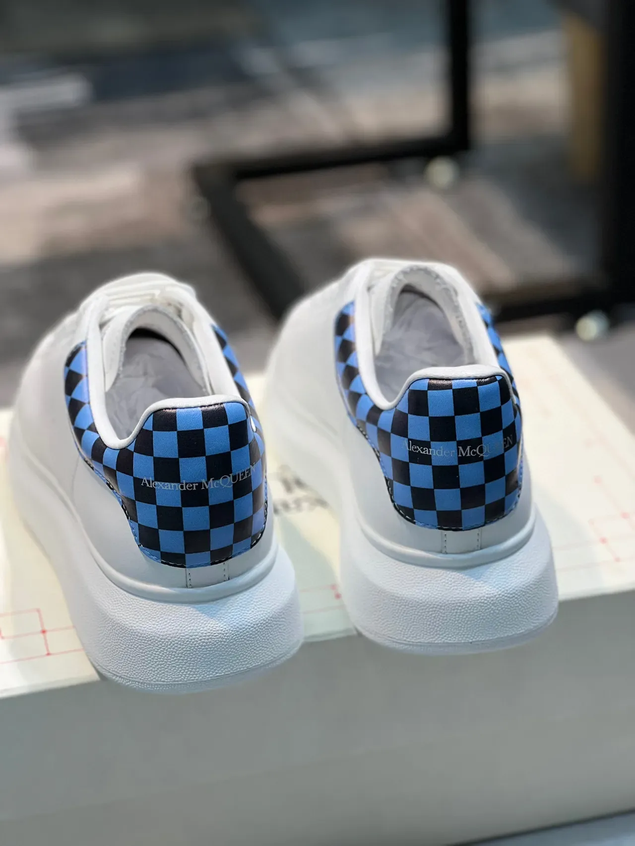 Alexander McQueen Sneakers Oversized Blanco Azul Suela Plataforma Cuero Suave Lifestyle 2