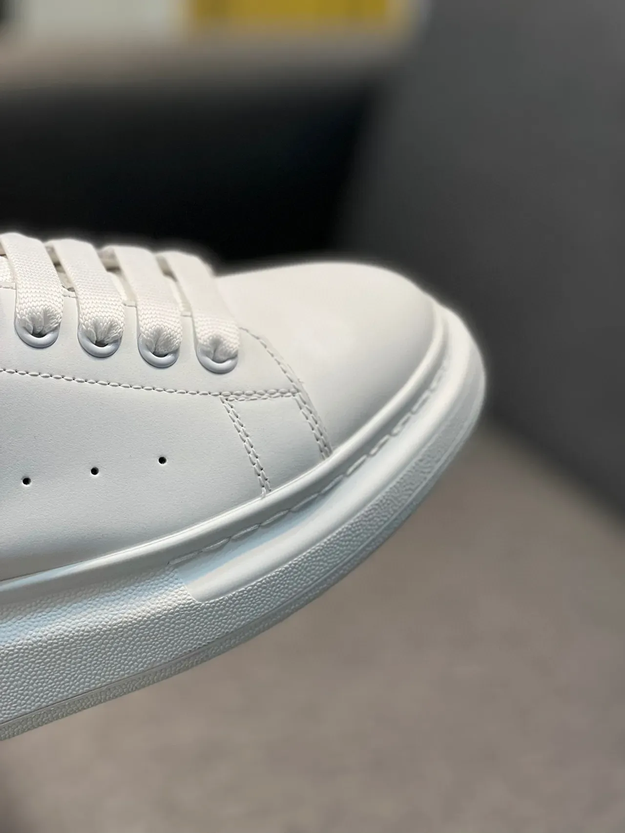 Alexander McQueen Sneakers Oversized Blanco Azul Suela Plataforma Cuero Suave Lifestyle 3