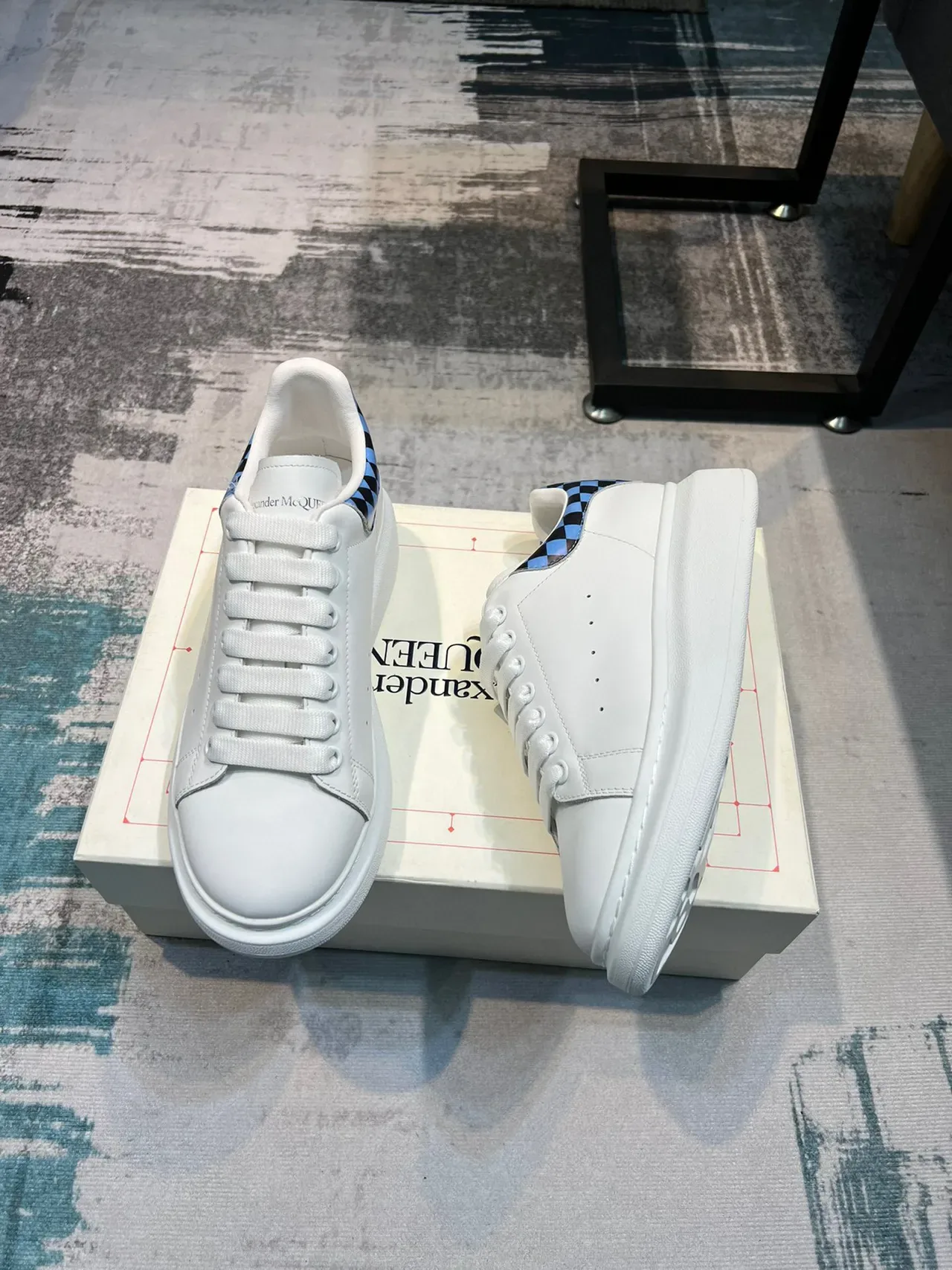 Alexander McQueen Sneakers Oversized Blanco Azul Suela Plataforma Cuero Suave Lifestyle 4