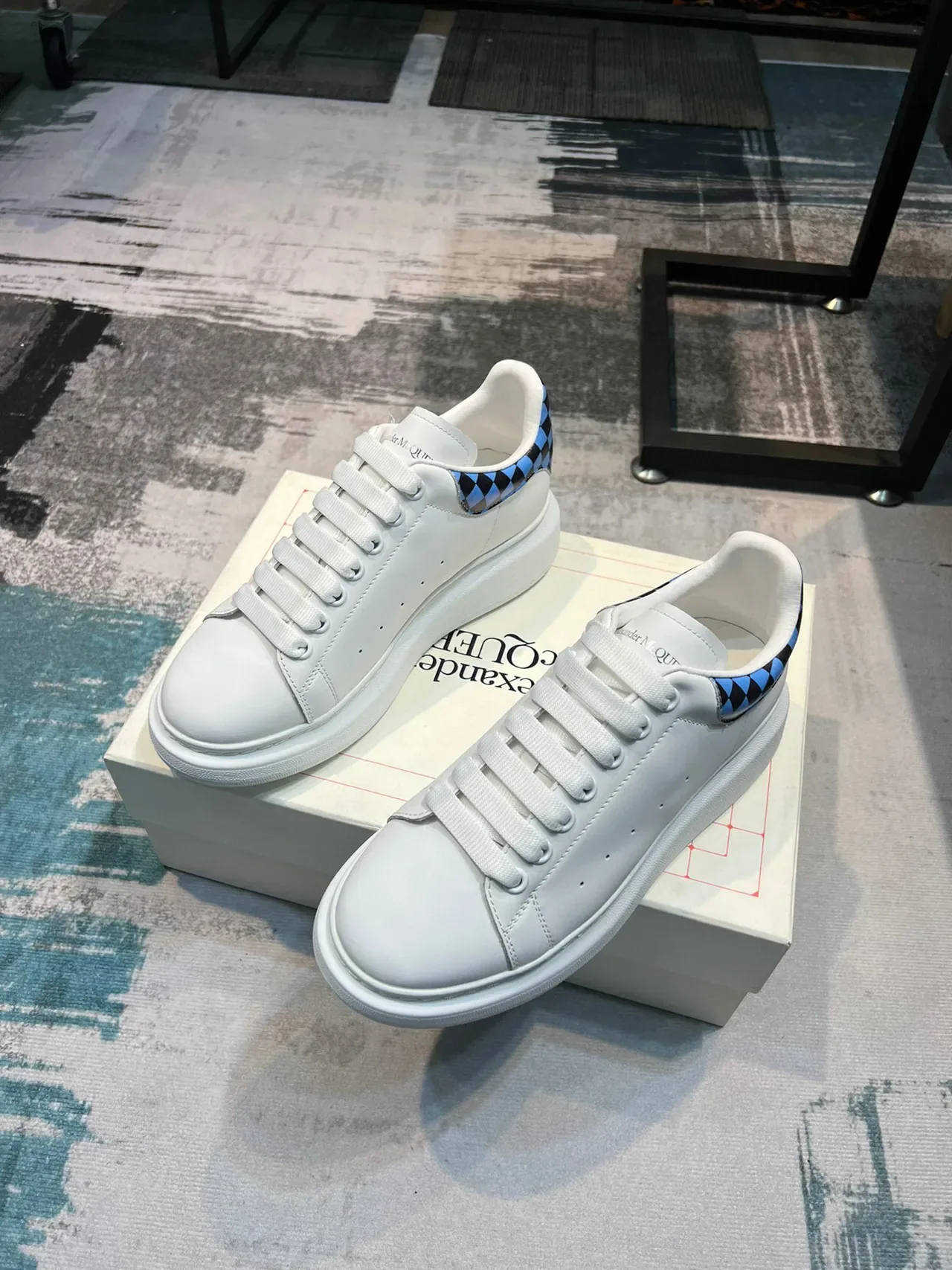 Alexander McQueen Sneakers Oversized Blanco Azul Suela Plataforma Cuero Suave Lifestyle 5