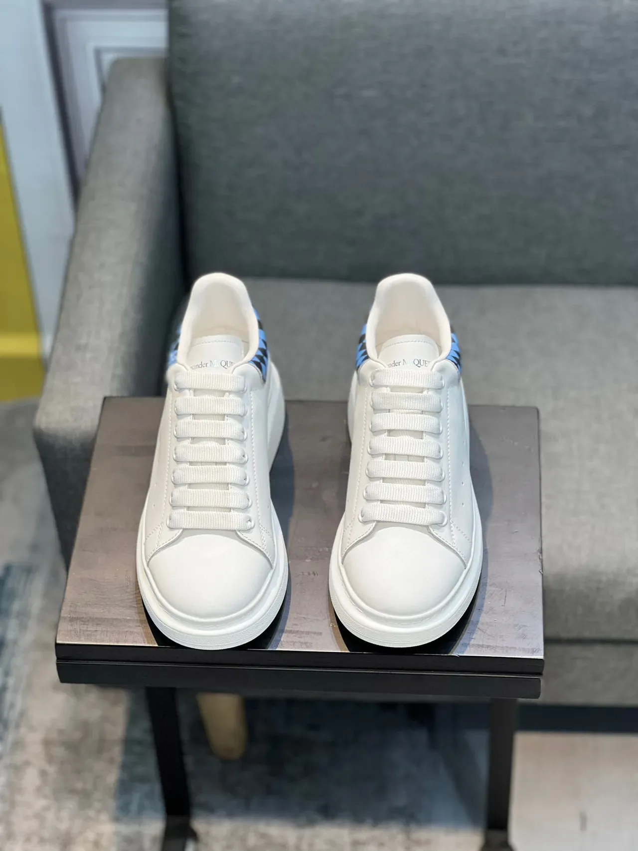 Alexander McQueen Sneakers Oversized Blanco Azul Suela Plataforma Cuero Suave Lifestyle 6