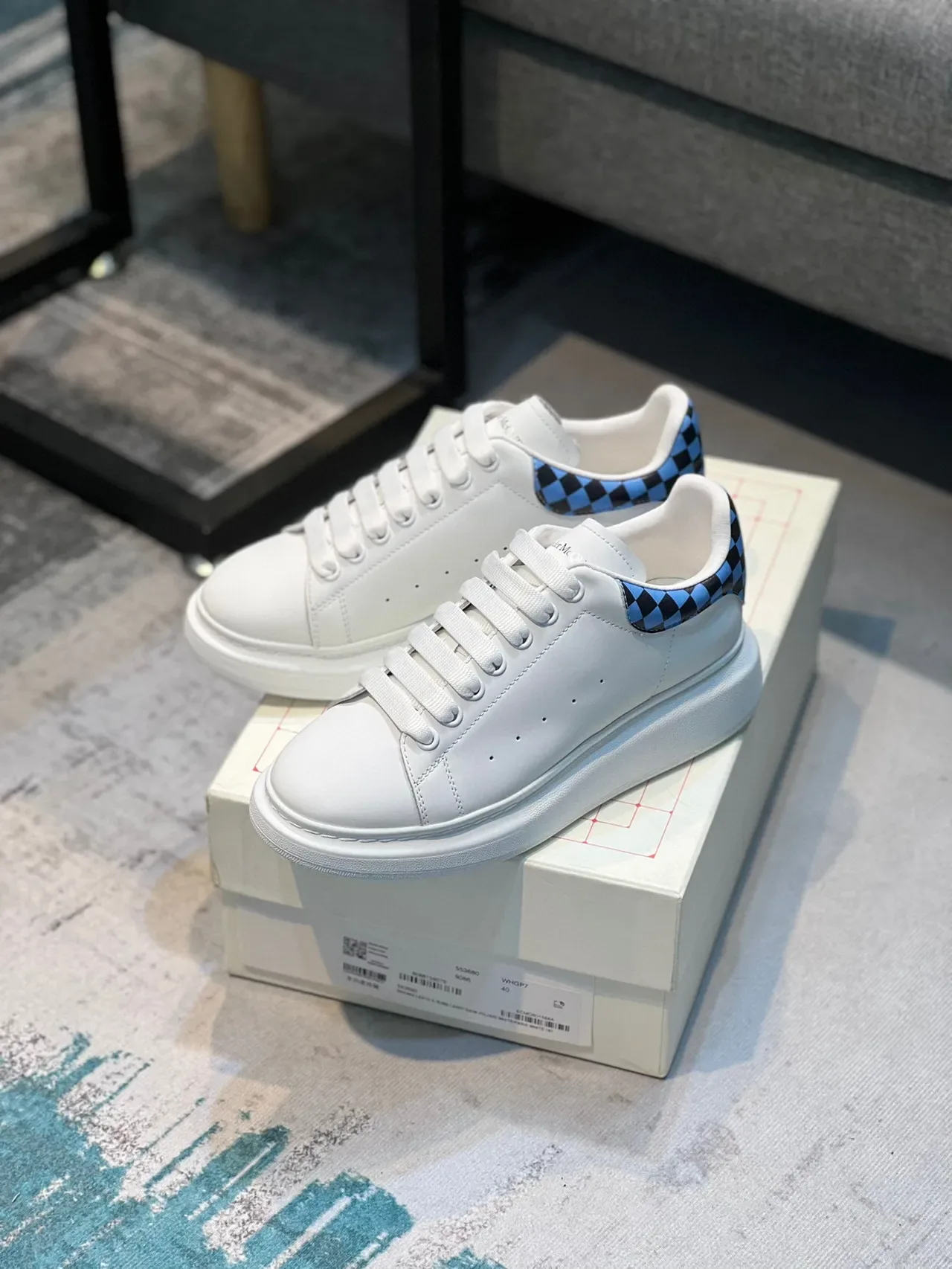 Alexander McQueen Sneakers Oversized Blanco Azul Suela Plataforma Cuero Suave Lifestyle 7