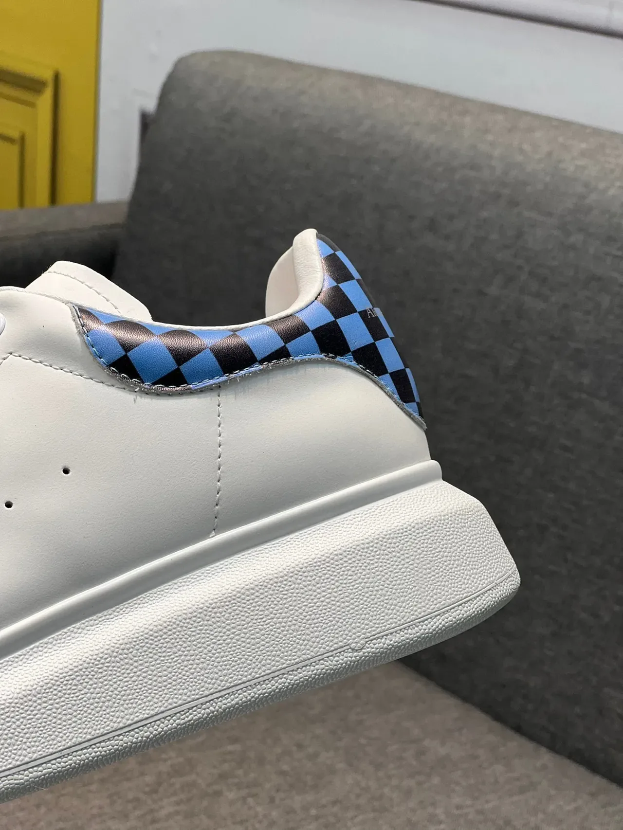 Alexander McQueen Sneakers Oversized Blanco Azul Suela Plataforma Cuero Suave Lifestyle 8