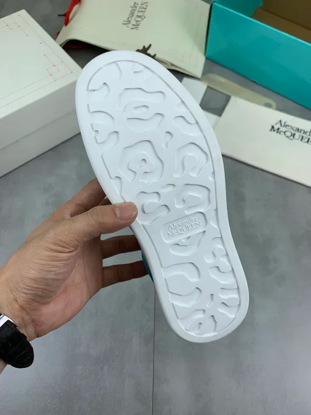 Alexander McQueen Tênis oversized Branco Azul Silhueta Glitter Etiqueta de Calcanhar Sneakers Lifestyle 2