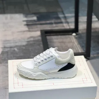 Alexander McQueen oversized स्नीकर सफेद ग्रे काला चंकी स्नीकर