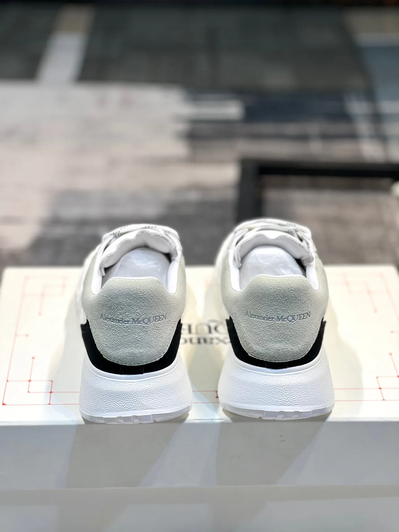 Alexander McQueen oversized স্নিকার সাদা ধূসর কালো চংকি স্নিকার 2