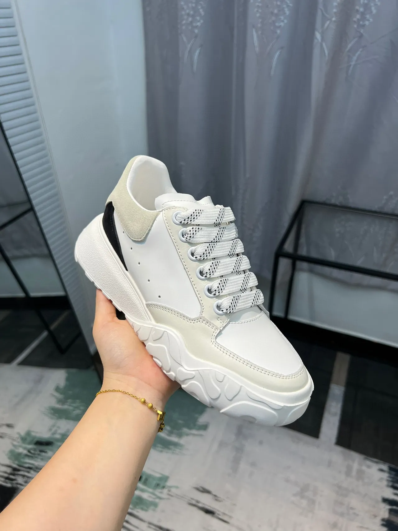 Alexander McQueen oversized স্নিকার সাদা ধূসর কালো চংকি স্নিকার 4