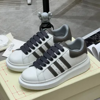 Alexander McQueen ओवरसाइज्ड सफेद ग्रे लाइफस्टाइल स्नीकर