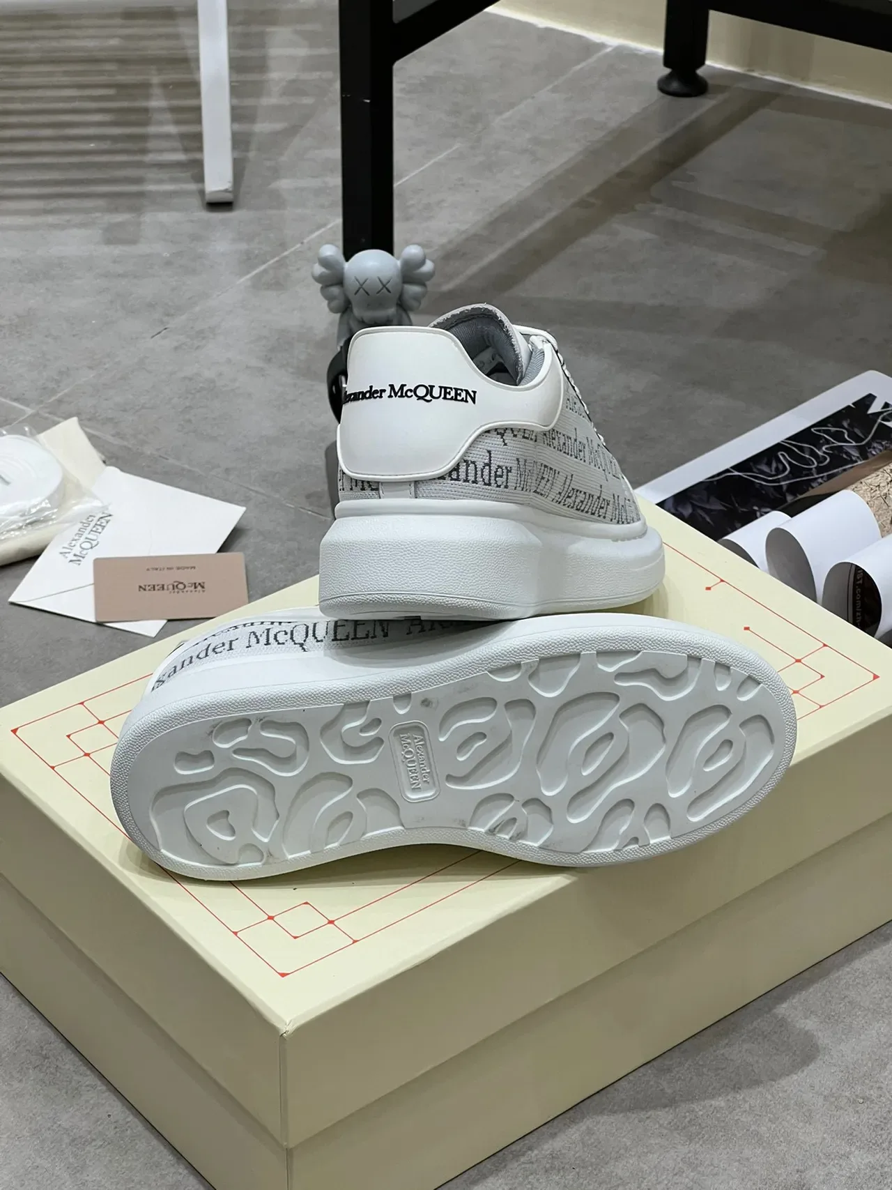 Alexander McQueen Sneakers Oversized Blanc et Gris Logo-Print Lifestyle 2