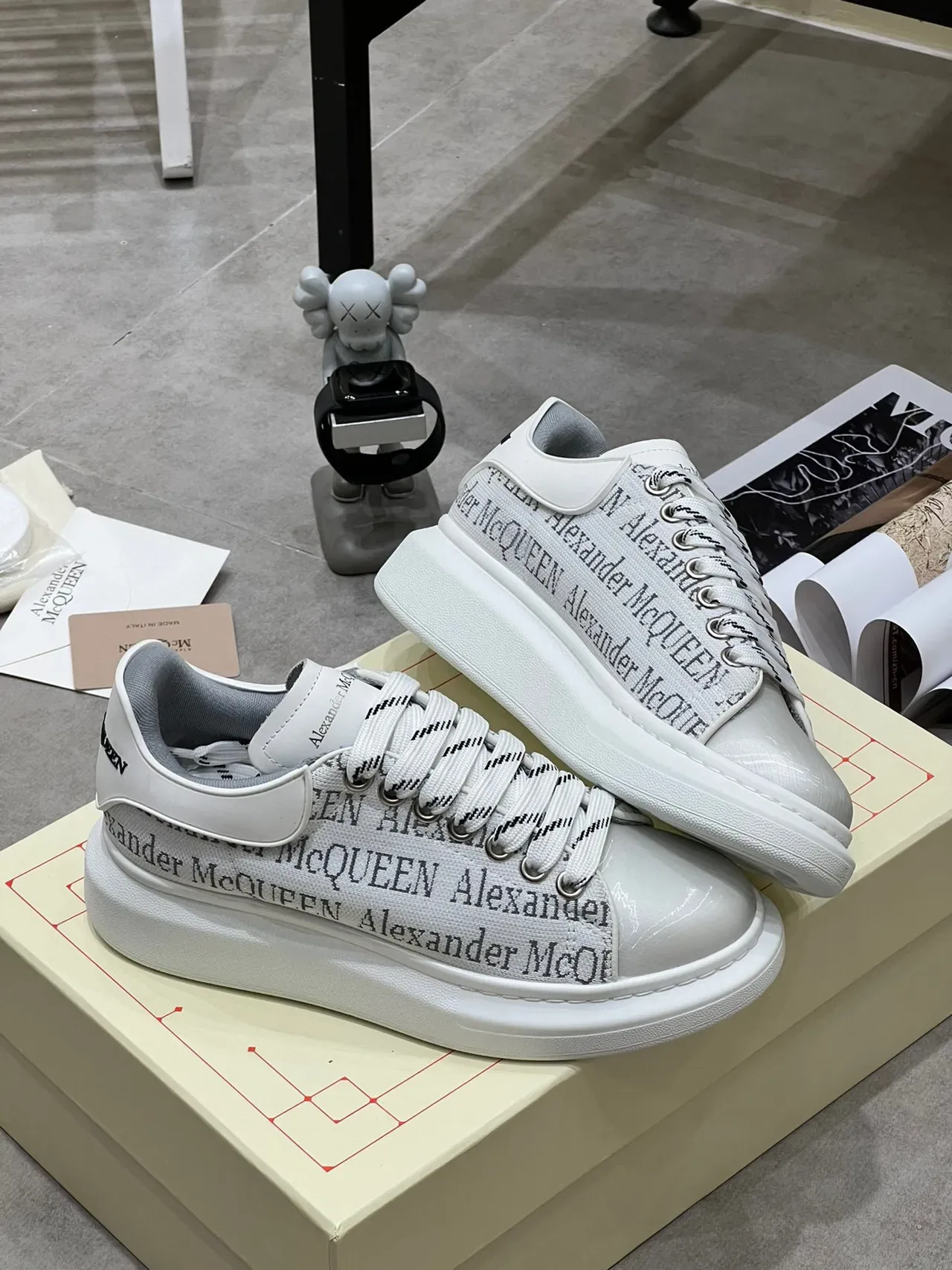 Alexander McQueen Sneakers Oversized Blanc et Gris Logo-Print Lifestyle 3