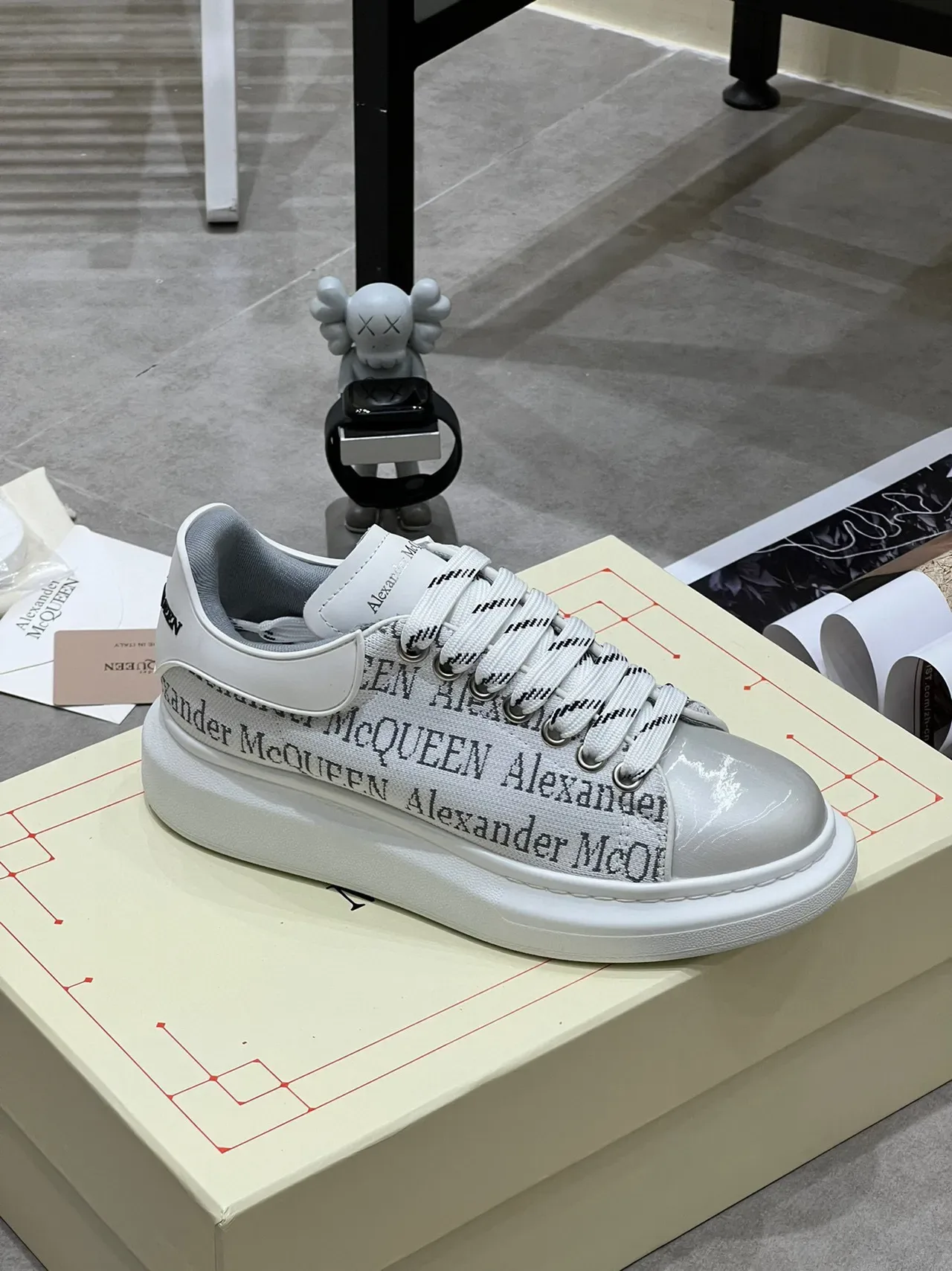Alexander McQueen Sneakers Oversized Blanc et Gris Logo-Print Lifestyle 4