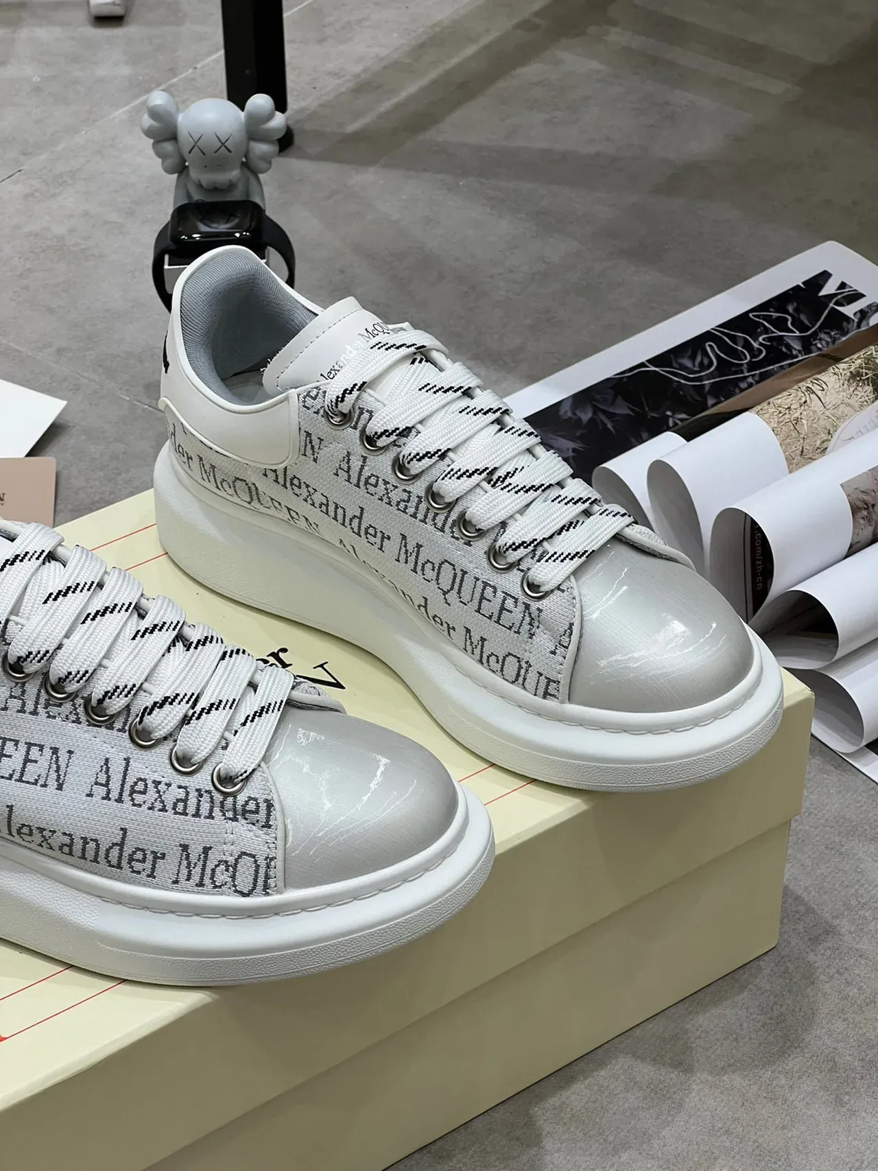 Alexander McQueen Sneakers Oversized Blanc et Gris Logo-Print Lifestyle 5