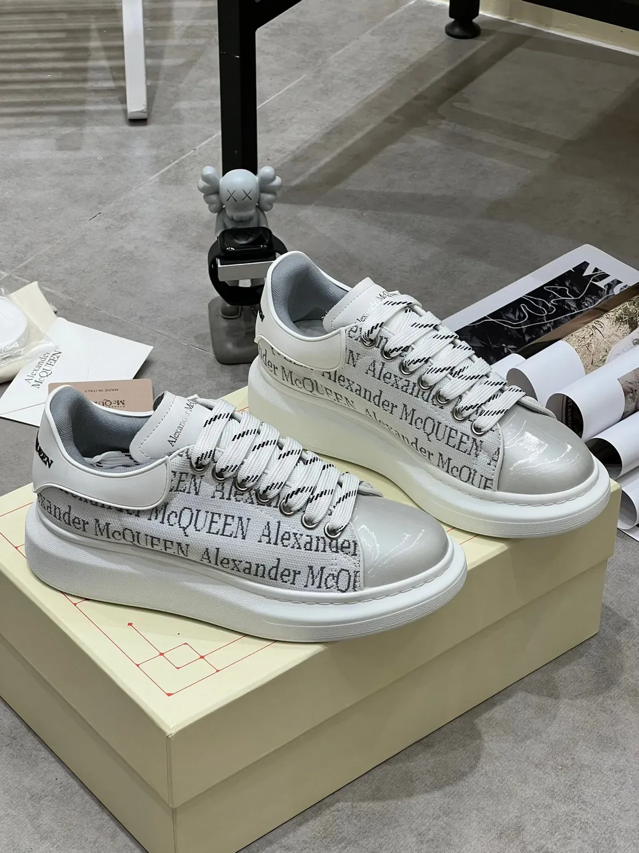 Alexander McQueen Sneakers Oversized Blanc et Gris Logo-Print Lifestyle 6