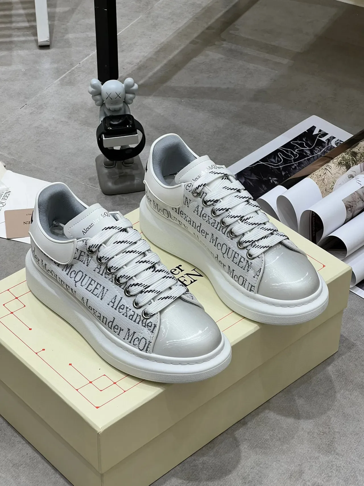 Alexander McQueen Sneakers Oversized Blanc et Gris Logo-Print Lifestyle 7