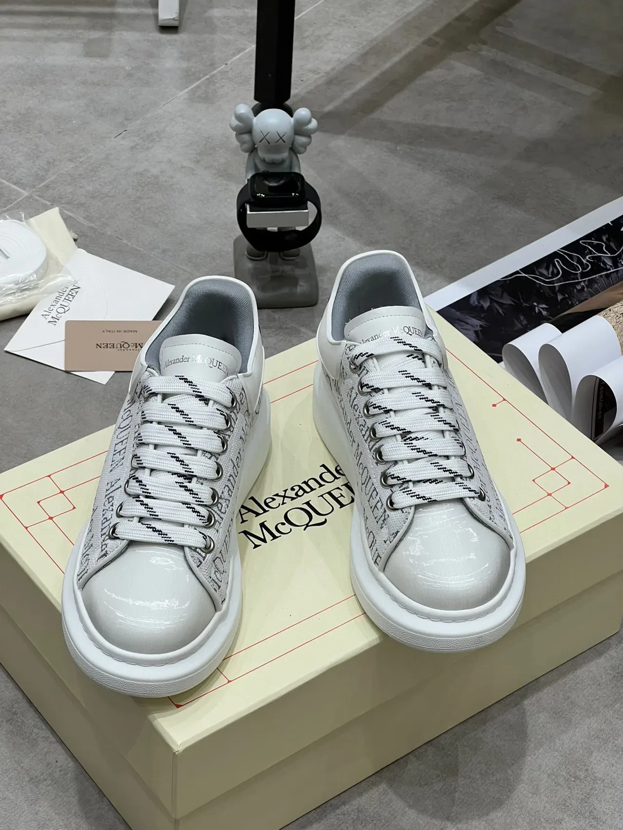 Alexander McQueen Sneakers Oversized Blanc et Gris Logo-Print Lifestyle 8