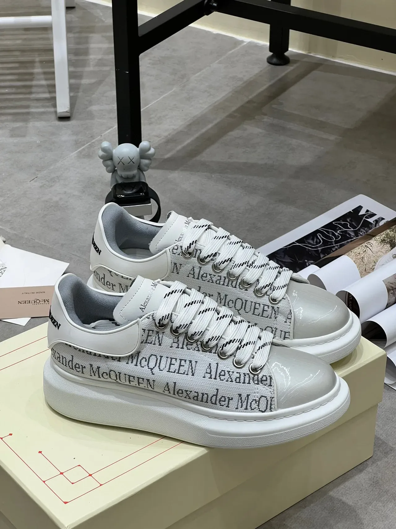 Alexander McQueen Sneakers Oversized Blanc et Gris Logo-Print Lifestyle 9