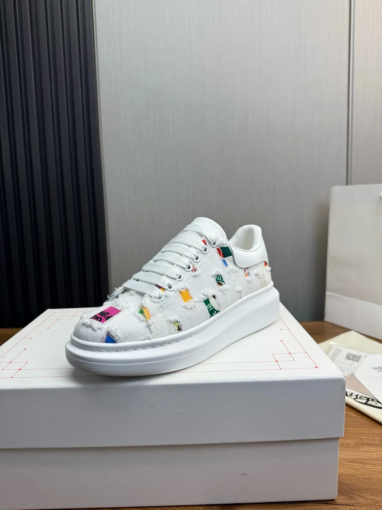Alexander McQueen حذاء oversized أبيض متعدد الألوان مثخن نمط حياة حذاء 2