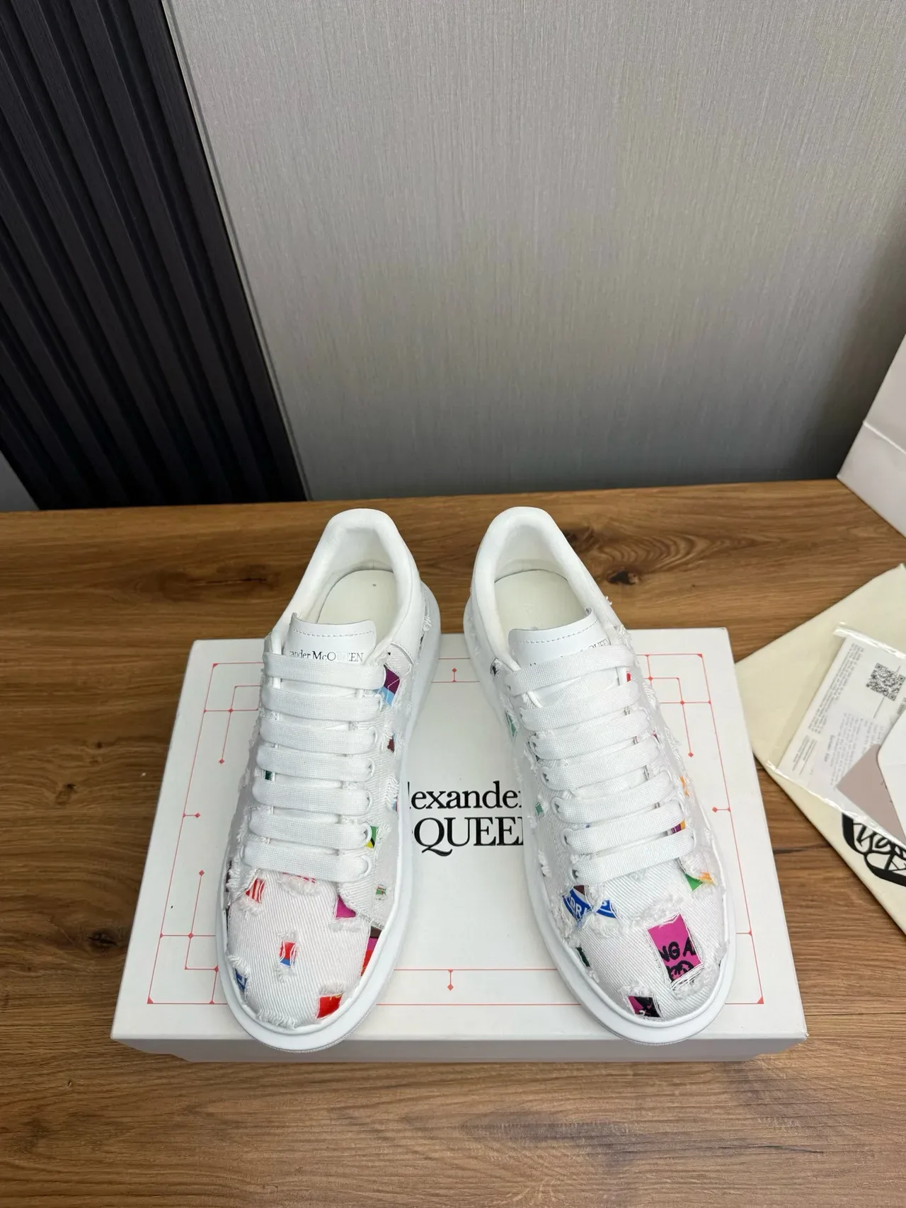 Alexander McQueen حذاء oversized أبيض متعدد الألوان مثخن نمط حياة حذاء 3