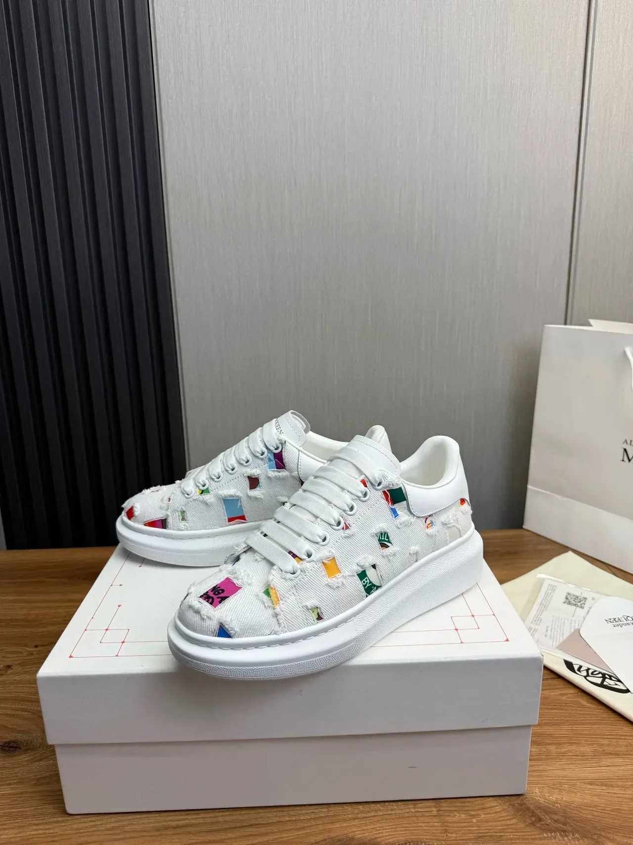 Alexander McQueen حذاء oversized أبيض متعدد الألوان مثخن نمط حياة حذاء 4