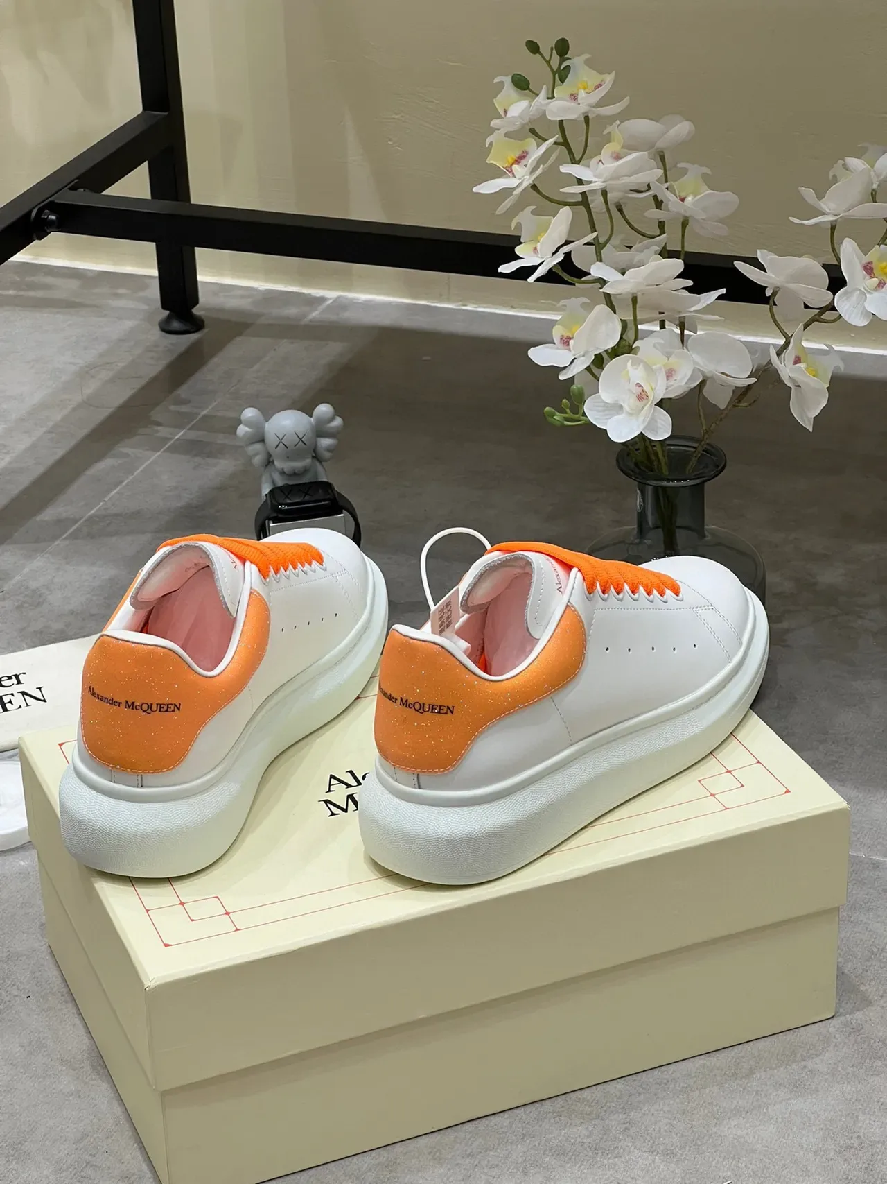 Alexander McQueen sneakers lifestyle oversized blanc orange glitter 2