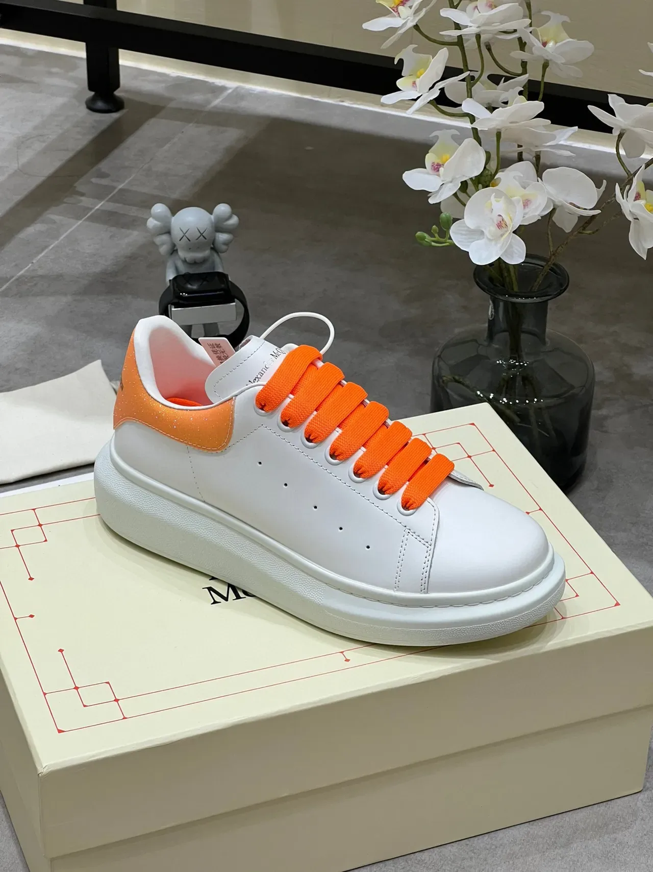 Alexander McQueen sneakers lifestyle oversized blanc orange glitter 3