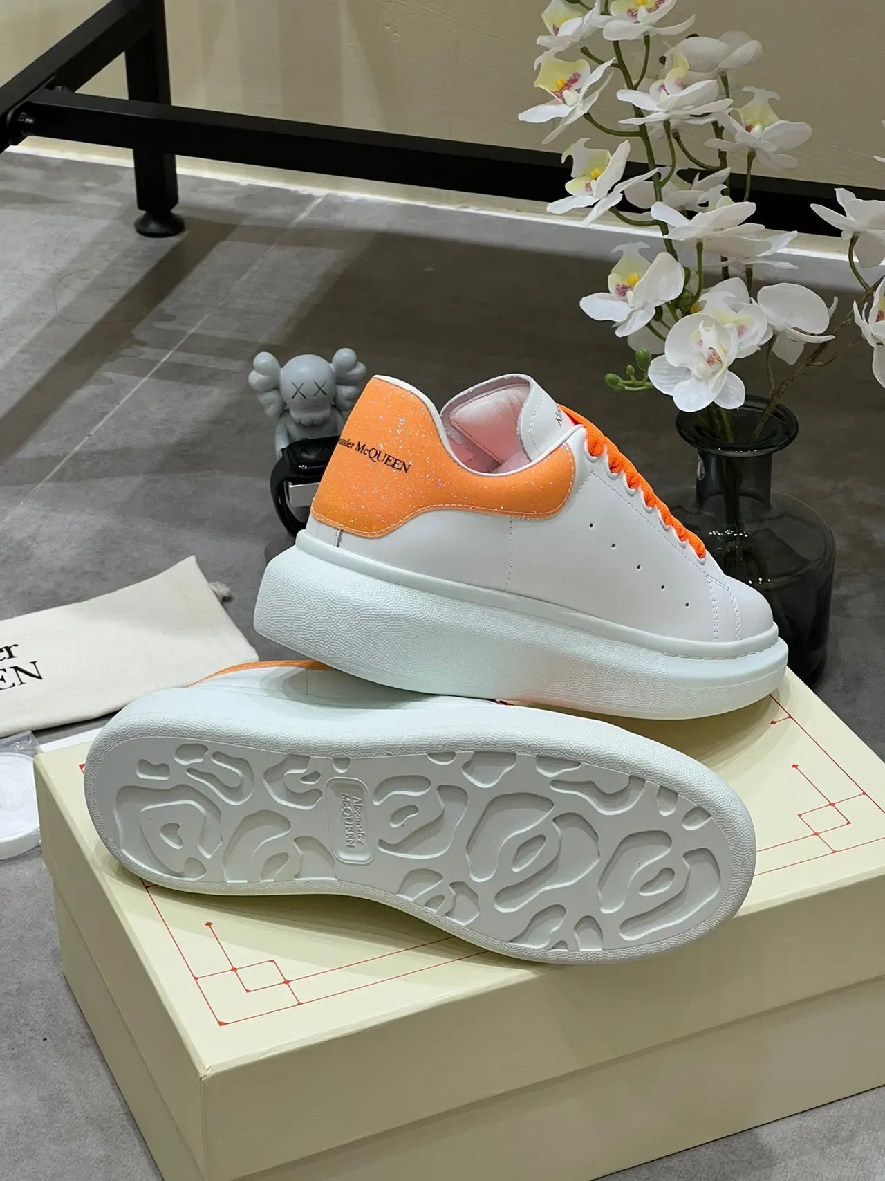 Alexander McQueen sneakers lifestyle oversized blanc orange glitter 4