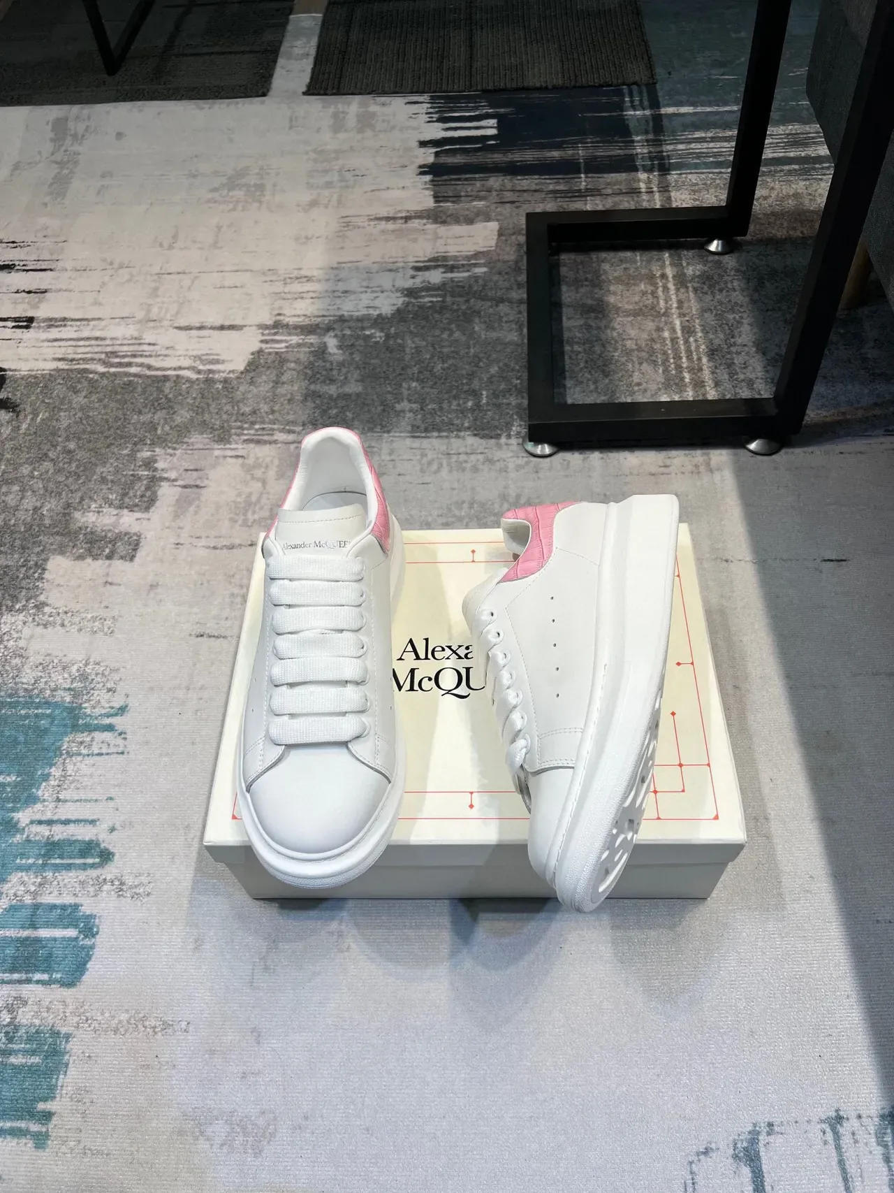 Alexander McQueen बड़ा स्नीकर सफेद गुलाबी प्लेटफॉर्म सोल चमड़े का ऊपरी लाइफस्टाइल स्नीकर 4