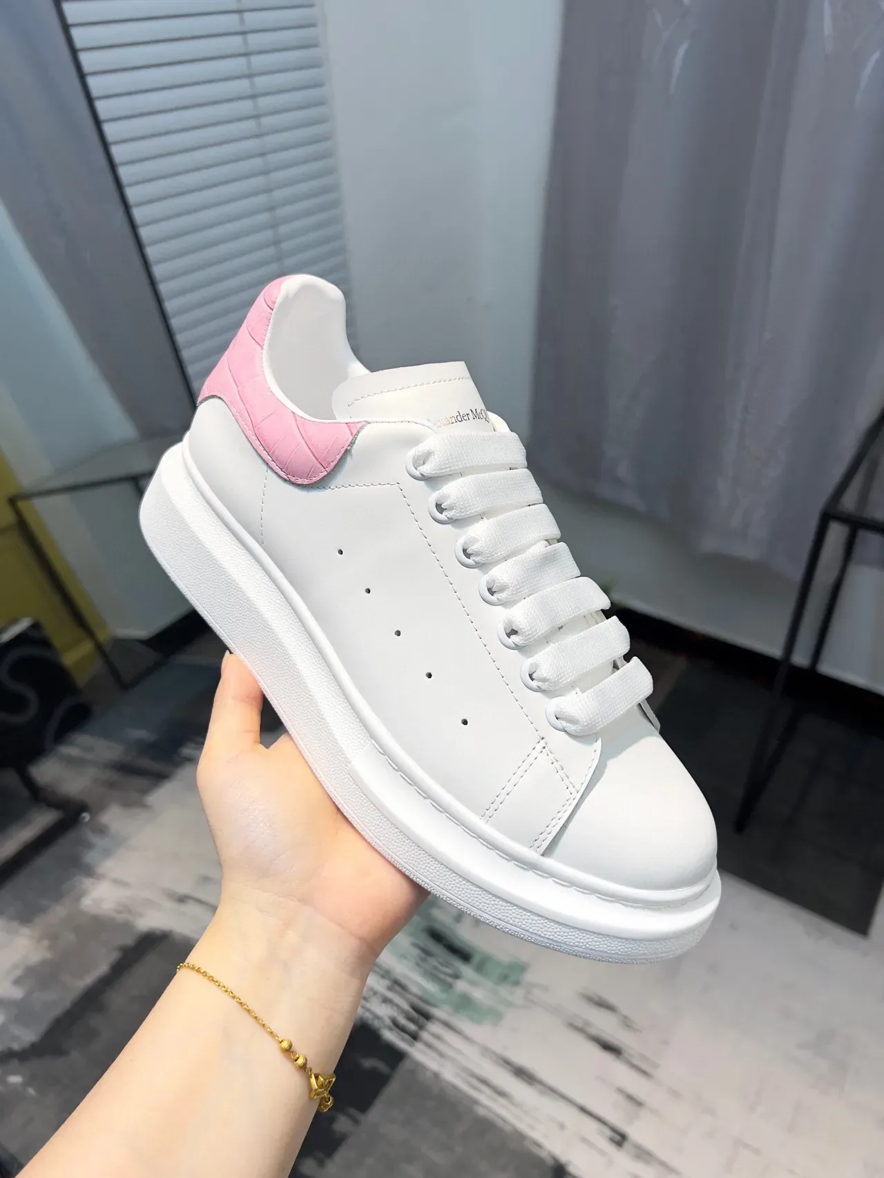 Alexander McQueen बड़ा स्नीकर सफेद गुलाबी प्लेटफॉर्म सोल चमड़े का ऊपरी लाइफस्टाइल स्नीकर 6