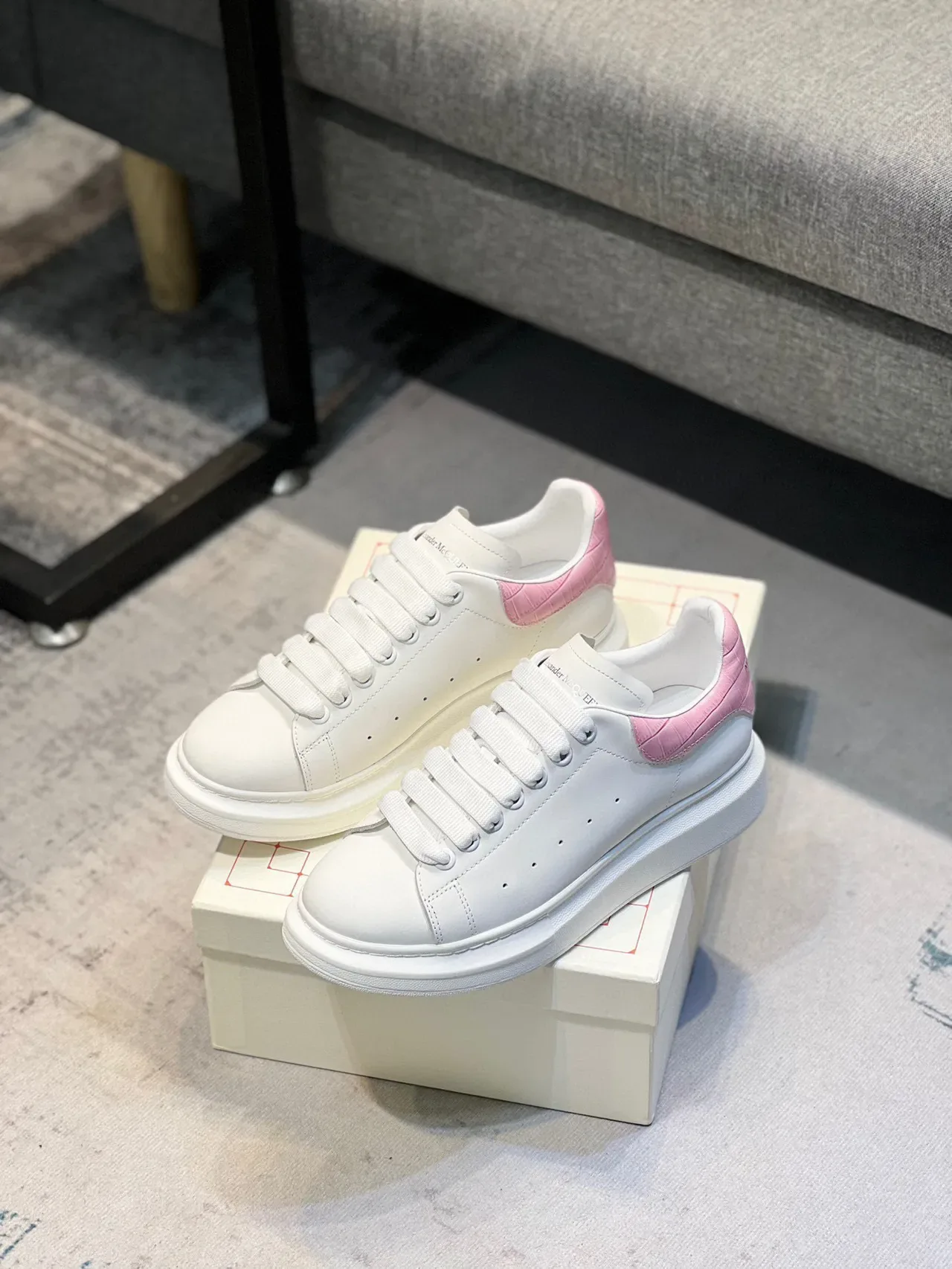 Alexander McQueen बड़ा स्नीकर सफेद गुलाबी प्लेटफॉर्म सोल चमड़े का ऊपरी लाइफस्टाइल स्नीकर 7