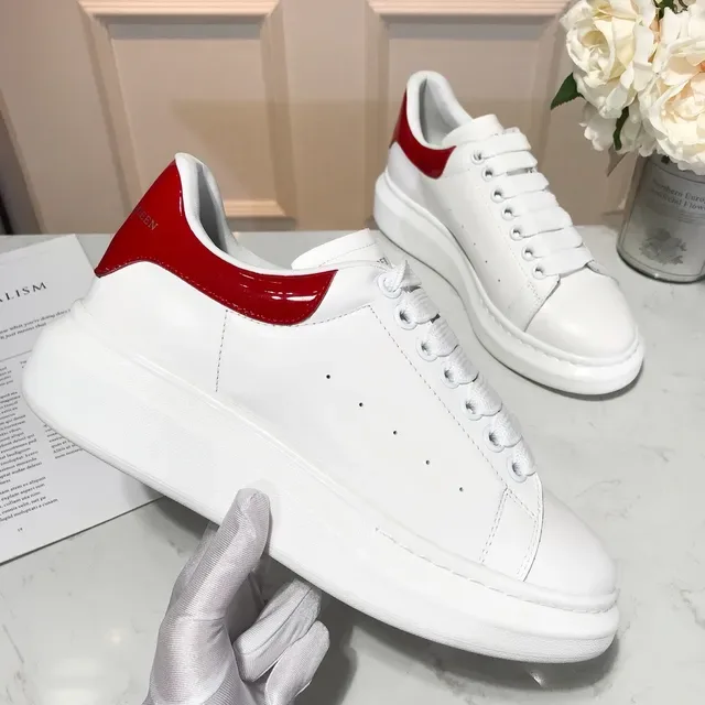 Alexander McQueen حذاء oversized أبيض وأحمر باترنت أسلوب الحياة حذاء 2